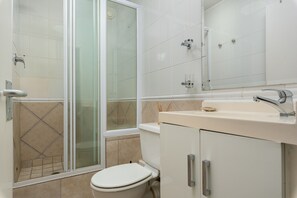 Dusche, Haartrockner, Handtücher, Toilettenpapier