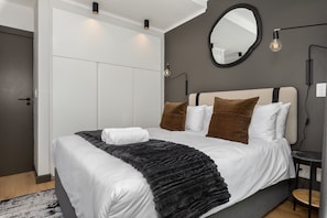 1 dormitorio, tabla de planchar con plancha, Internet y ropa de cama