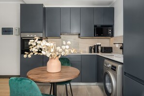 Kjøleskap, mikrobølgeovn, ovn og kokeplater