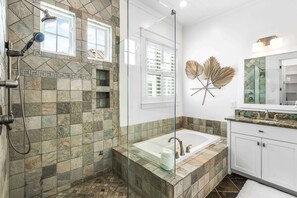 Ensemble douche/baignoire, sĂšche-cheveux, serviettes fournies