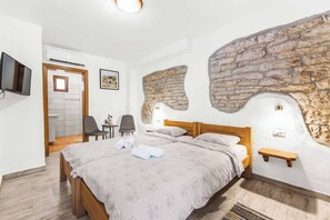 3 chambres, fer et planche à repasser, Wi-Fi, draps fournis
