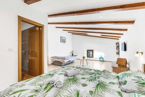3 bedrooms, iron/ironing board, WiFi, bed sheets - Villa Sweet Retreat - Three Bedroom Villa, Sleeps 7 (Baderna)