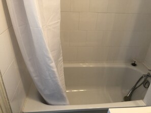 Badewanne, Haartrockner, Handtücher, Toilettenpapier