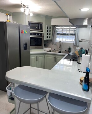 Refrigerador, microondas, horno y parrilla de estufa 