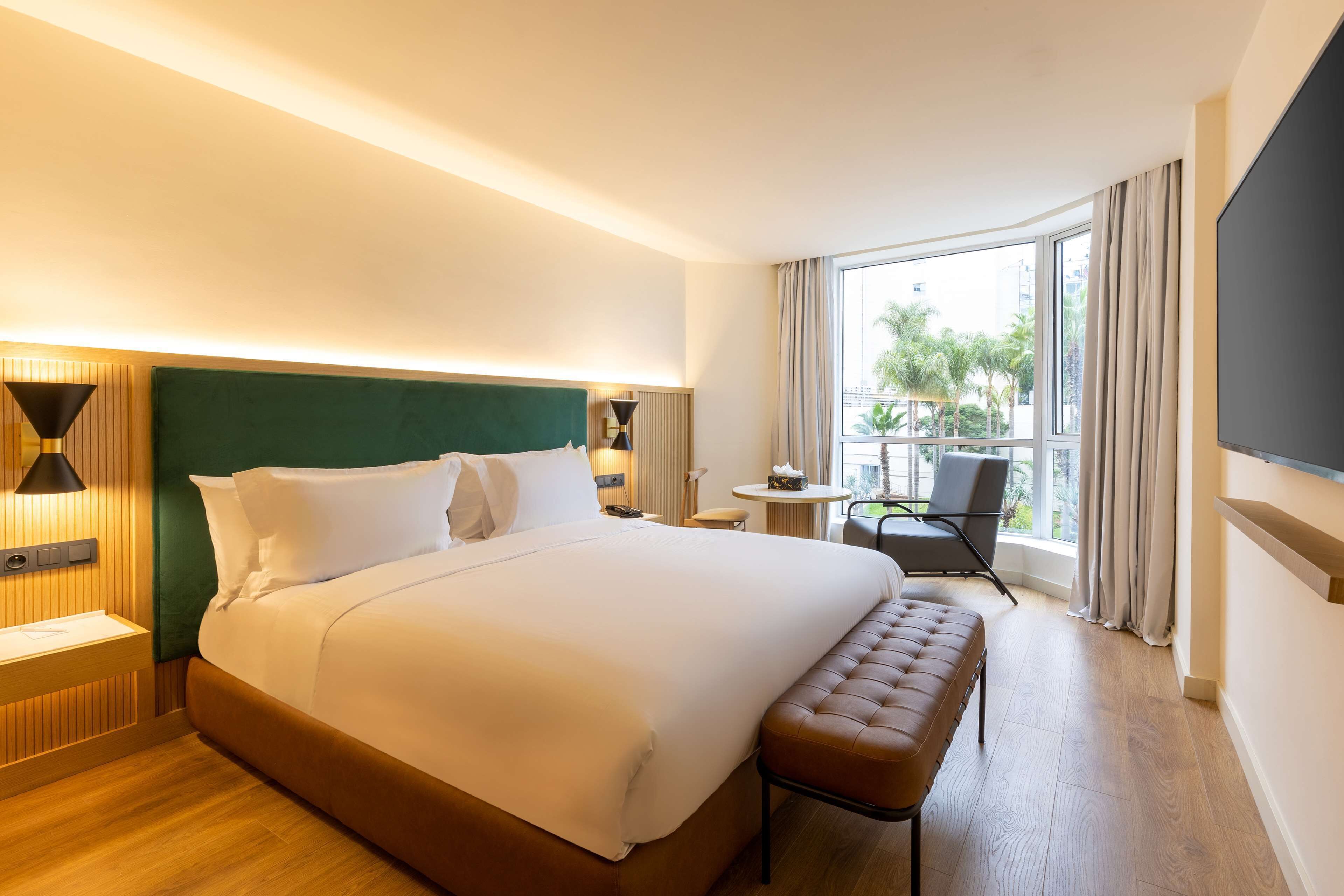 Comfort Room, 1 King Bed, Non Smoking, Garden View | Soundproofing