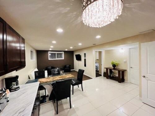 Gorgeous 2 Bedroom Suite Close to Airport in Regina