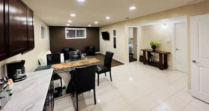 Gorgeous 2 Bedroom Suite Close to Airport in Regina