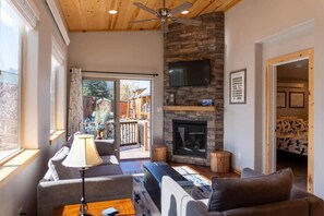 Fernseher, Kamin, Arbeitsbereiche