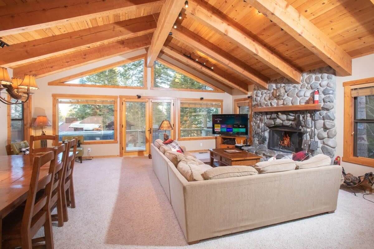 The Tahoe Bear Retreat - Hot Tub/Beach Access!