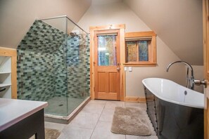 Dusche, Haartrockner, Handtücher, Shampoo