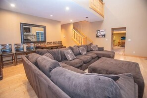 Televisio, takka, pöytäjalkapallopöytä, työhuone