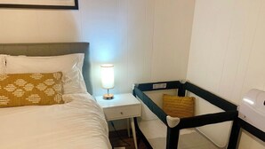 2 habitaciones, tabla de planchar con plancha, cuna de viaje y wifi 