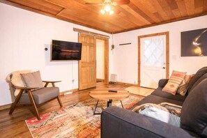 TV - Mt. Airy Cottage - Walk to Beach! (Tahoe Vista)