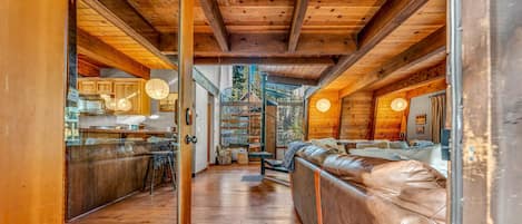 4 habitaciones, tabla de planchar con plancha, wifi y ropa de cama