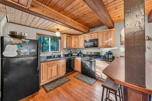 Kylskåp, mikrovågsugn, ugn och spishäll