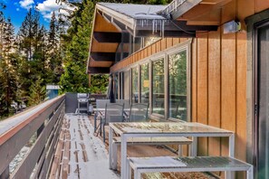 Outdoor dining - Carnelian Bay Retreat with Deck & Bonus Room (Carnelian Bay)