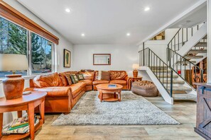 TV, fireplace - Modern 3BD -Walk to Lake & Beach (Tahoe City)