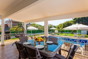 屋外ダイニングエリア