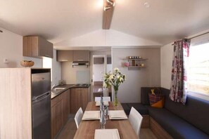 Dining - Relaxing home in water park (Sérignan)