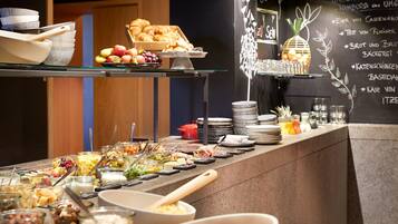 Petit déjeuner buffet (21 EUR par personne)