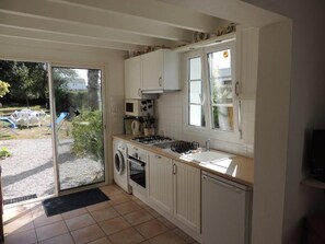 Microwave, oven, stovetop, dishwasher - Single-storey house with garden, close to beaches and shops (Quiberon)
