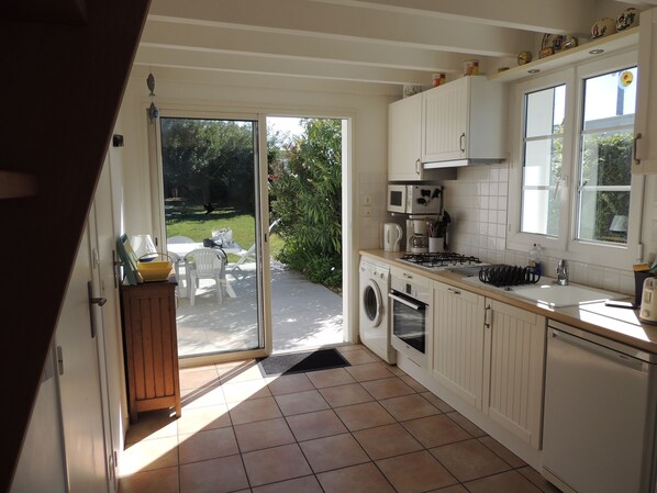 Microwave, oven, stovetop, dishwasher - Single-storey house with garden, close to beaches and shops (Quiberon)