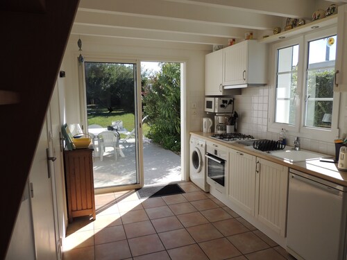 Single-storey house with garden, close to beaches and shops