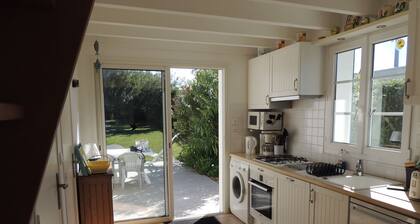 Single-storey house with garden, close to beaches and shops