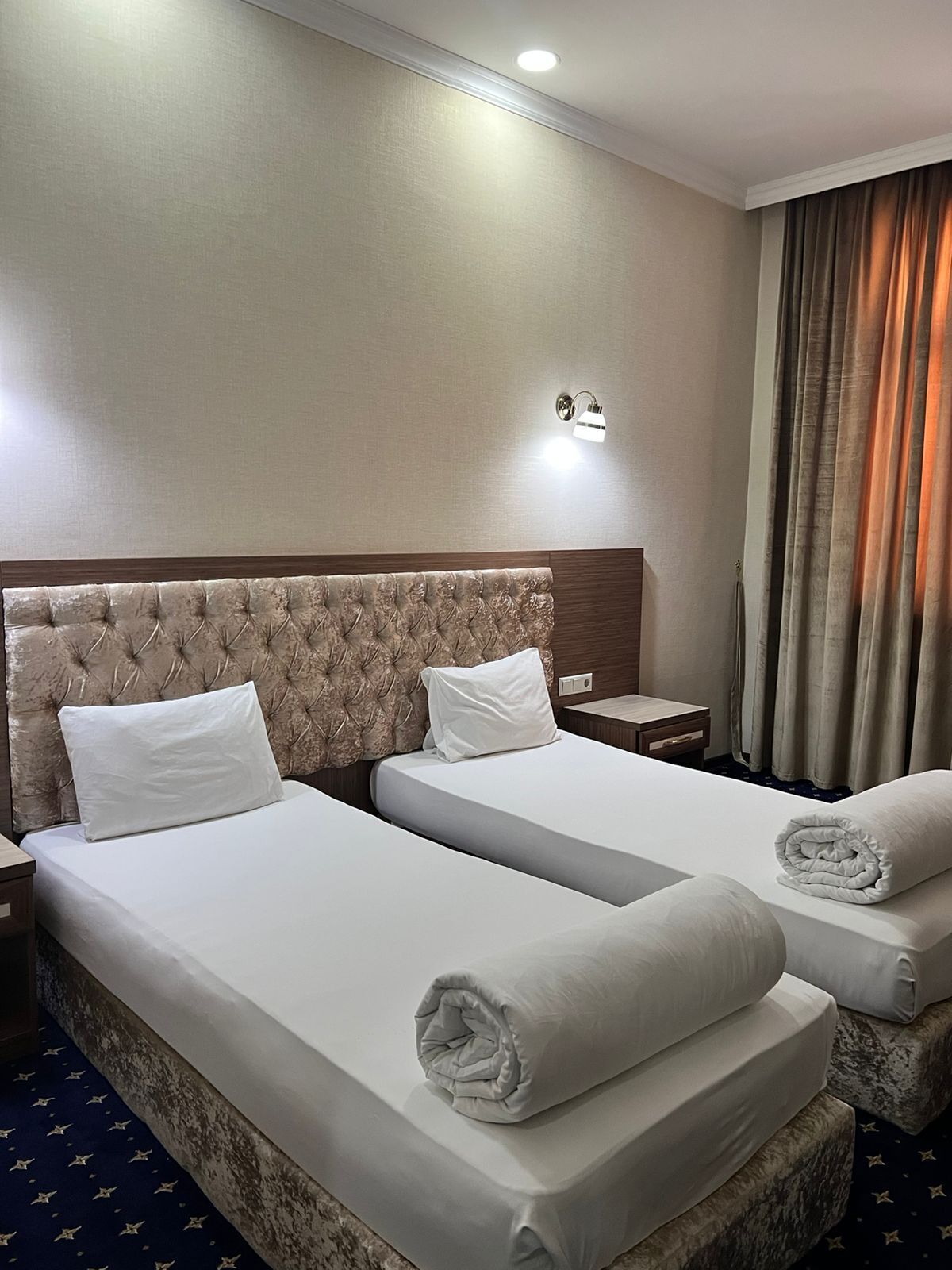 Chambre Standard avec lits jumeaux | Coffres-forts dans les chambres, bureau, chambres insonorisées