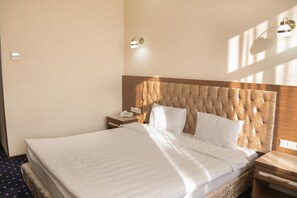 Kamar Standar | Brankas, meja kerja, kedap suara, dan setrika/meja setrika