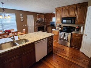 Kjøleskap, mikrobølgeovn, ovn og kokeplater