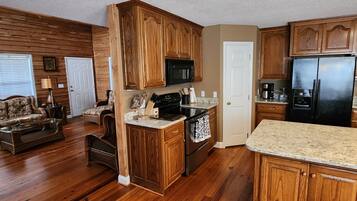 Jääkaappi, mikroaaltouuni, uuni, liesi