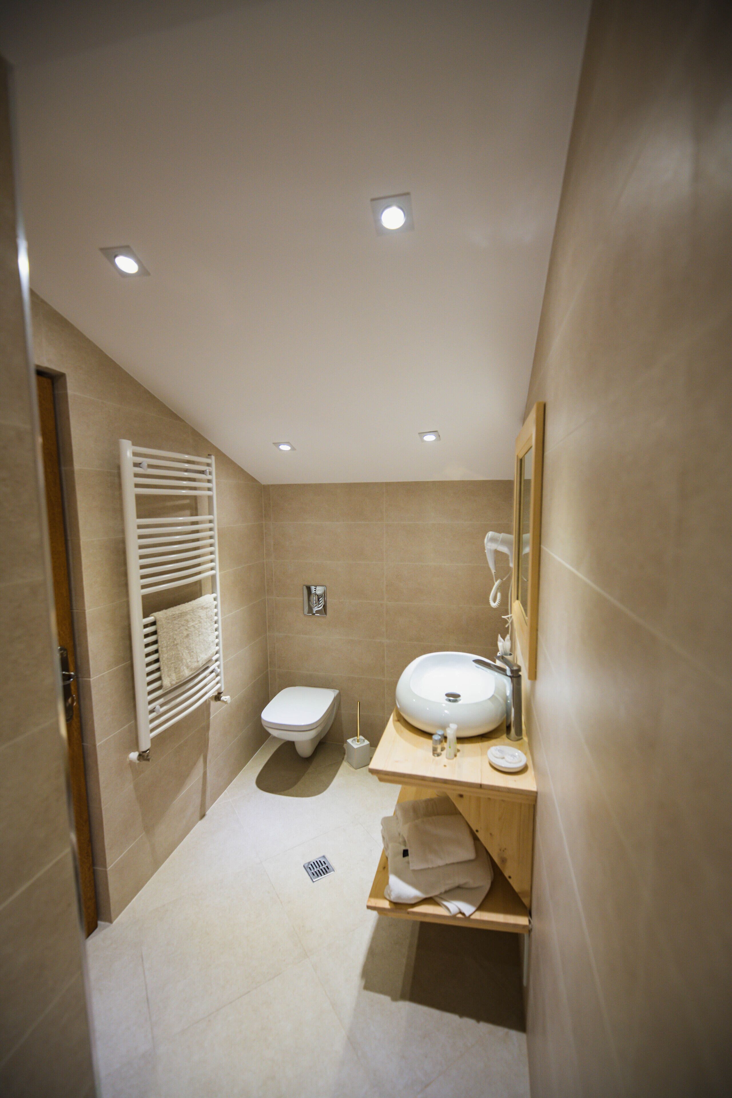 Articles de toilette gratuits, sèche-cheveux, chaussons