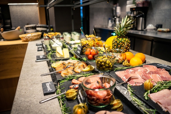 Desayuno buffet diario (EUR 24 por persona)