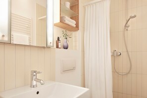 Budget Double Room | Bathroom | Free toiletries, hair dryer, towels - Wedina Budget (Hamburg)