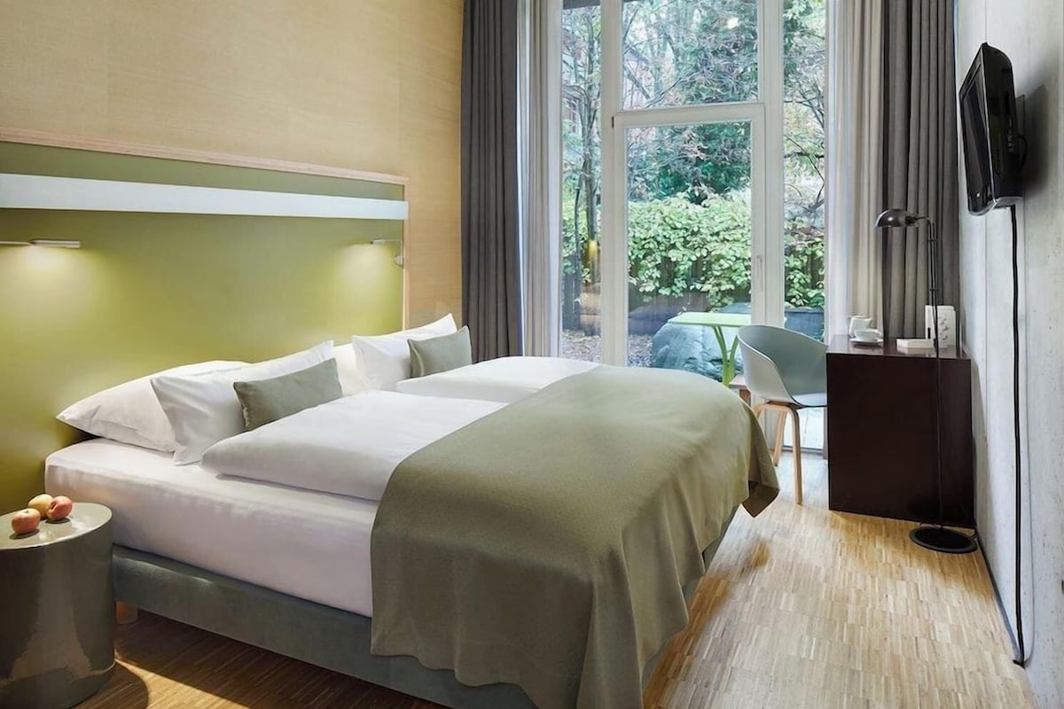 In-room safe, desk, WiFi (free), bed sheets