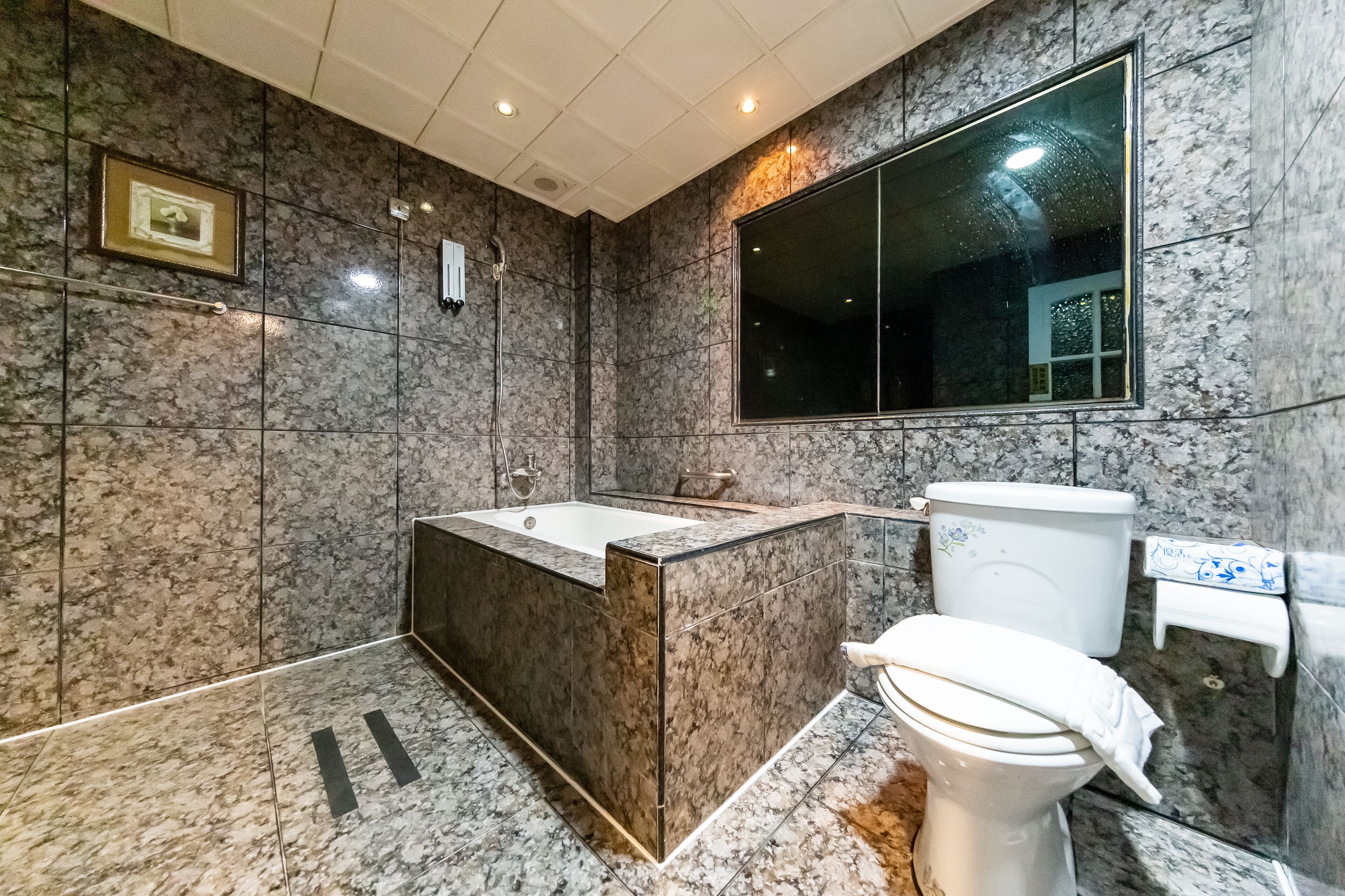 Family Room, Non Smoking, Bathtub | Bathroom | Hair dryer, slippers, towels, shampoo