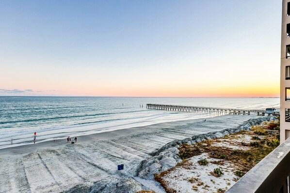 On the beach - Oceanfront condo with balcony, central AC, W/D, & indoor pool - steps to beach (North Myrtle Beach)
