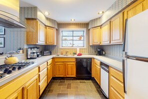 Frigorifero, microonde, forno, piano cottura