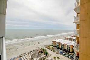 On the beach - Lovely studio with ocean view, beach access, pool, hottub, & shared washer/dryer (Myrtle Beach)