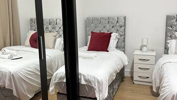 Family Triple Room, Shared Bathroom | Desk, soundproofing, iron/ironing board, free WiFi