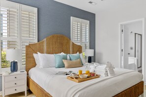 4 bedrooms, iron/ironing board, Internet - Magnolia House: Your Holiday Haven with Game Room (North Charleston)