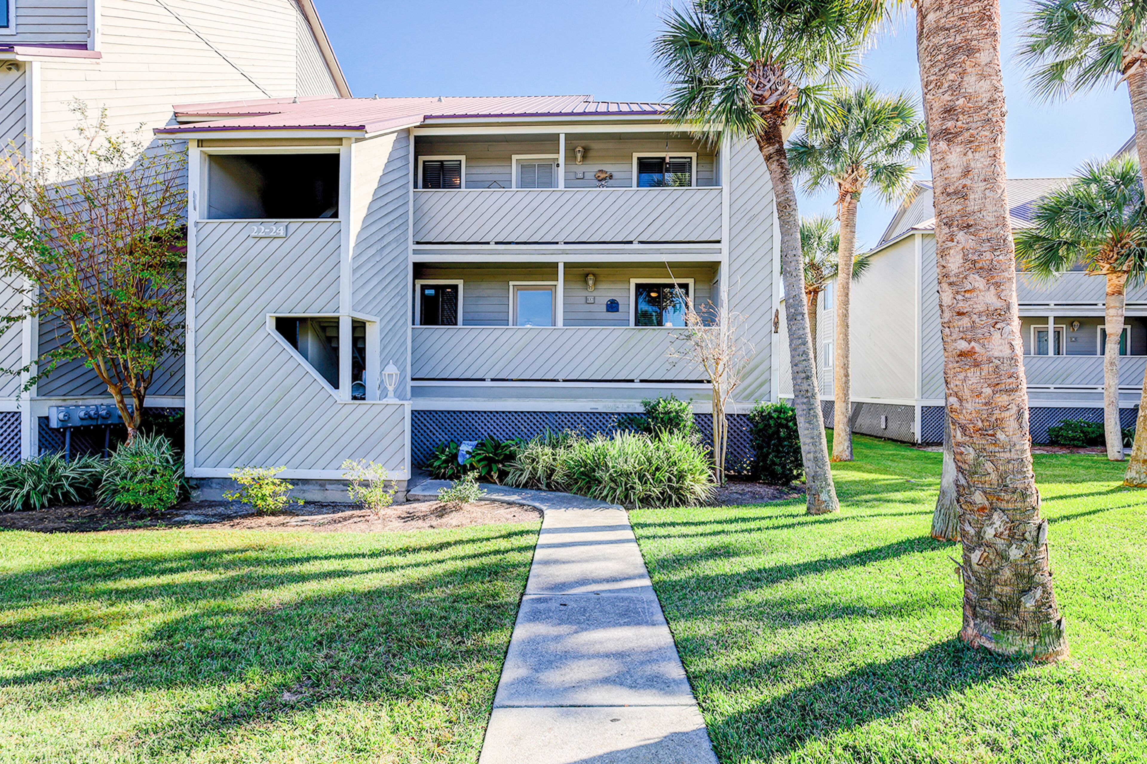 Riverfront condo with pool, 2 tennis courts, & screened porch - near beach