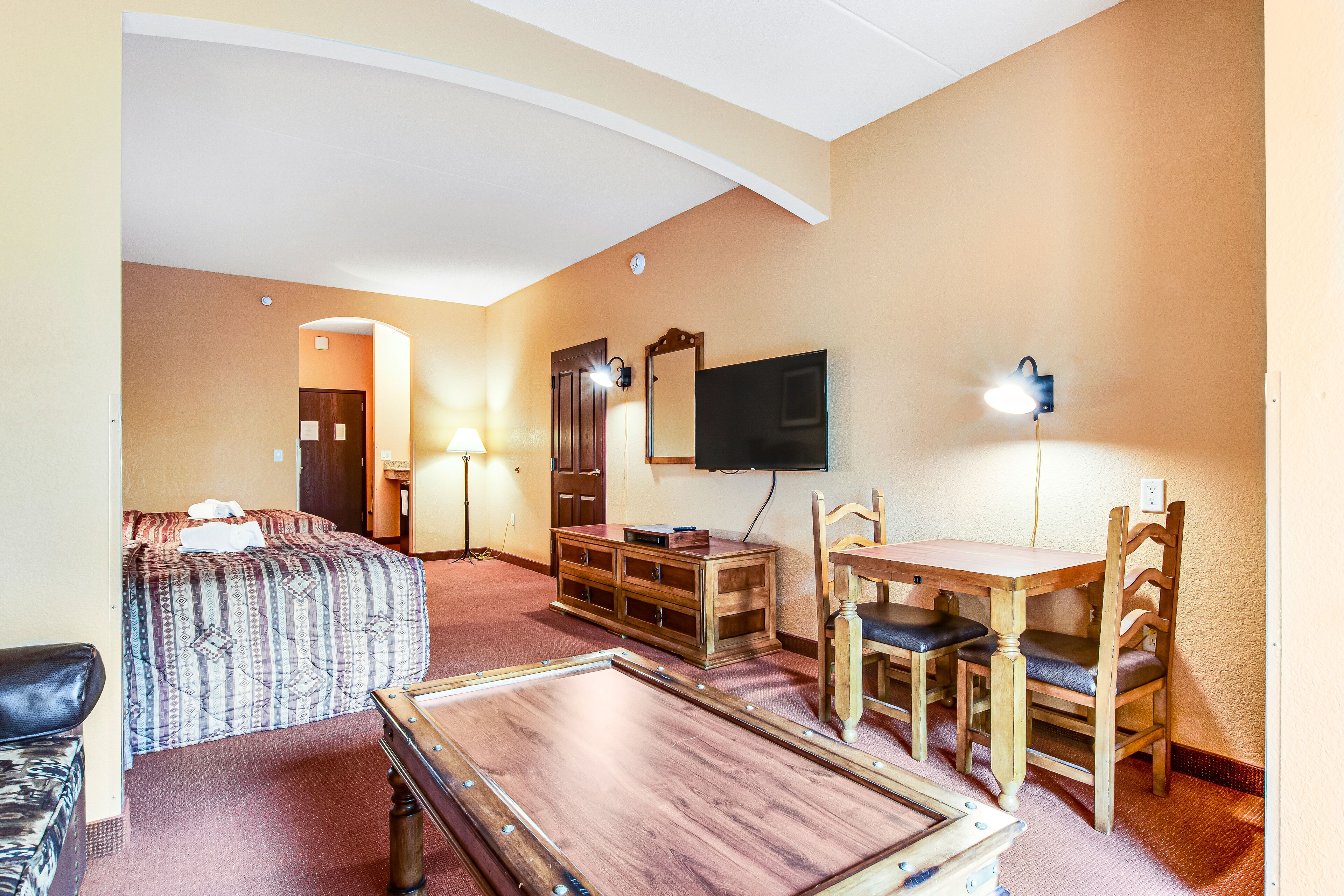Comfortable 2nd-floor studio with balcony & central AC - great location