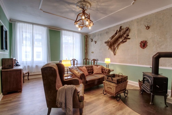 Wohnzimmer mit Kamin, Sitzbereich und Essbereich