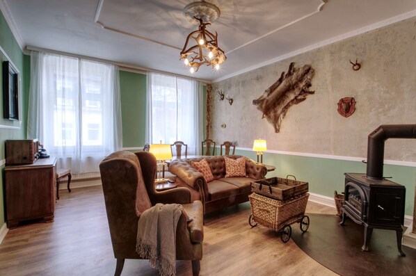 Fernseher, Kamin, Bücher