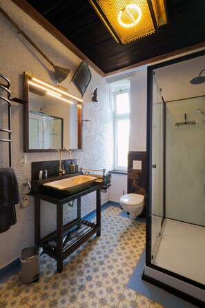 Badewanne, Haartrockner, Handtücher