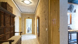 A hallway with a wooden bench, a door, and a mirror. - Vacation apartment Herrenzimmer with fireplace and terrace (Annaberg-Buchholz)