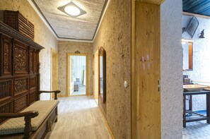 المنشأة من الداخل