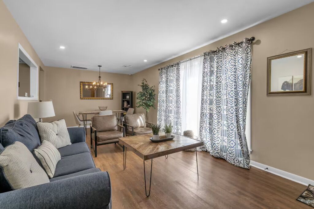 Family Ranch Near Buffalo & Airport Sleeps 9 Pet-friendly Fenced Yard - Buffalo, NY